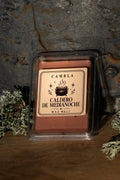 Caldero de Medianoche Wax Melt de Cambla en packaging transparente sobre madera con musgo