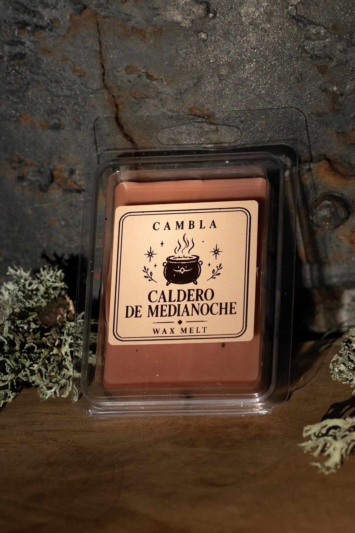 Caldero de Medianoche Wax Melt de Cambla en packaging transparente sobre madera con musgo