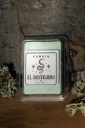 El Destierro Wax Melt de Cambla en packaging transparente verde menta sobre madera con musgo