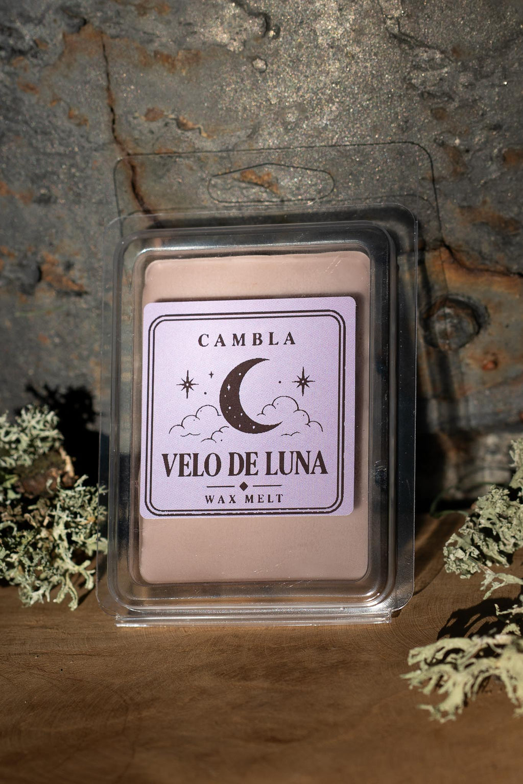 Velo de Luna Wax Melt de Cambla en packaging transparente lila sobre madera con musgo