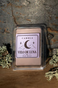 Velo de Luna Wax Melt de Cambla en packaging transparente lila sobre madera con musgo