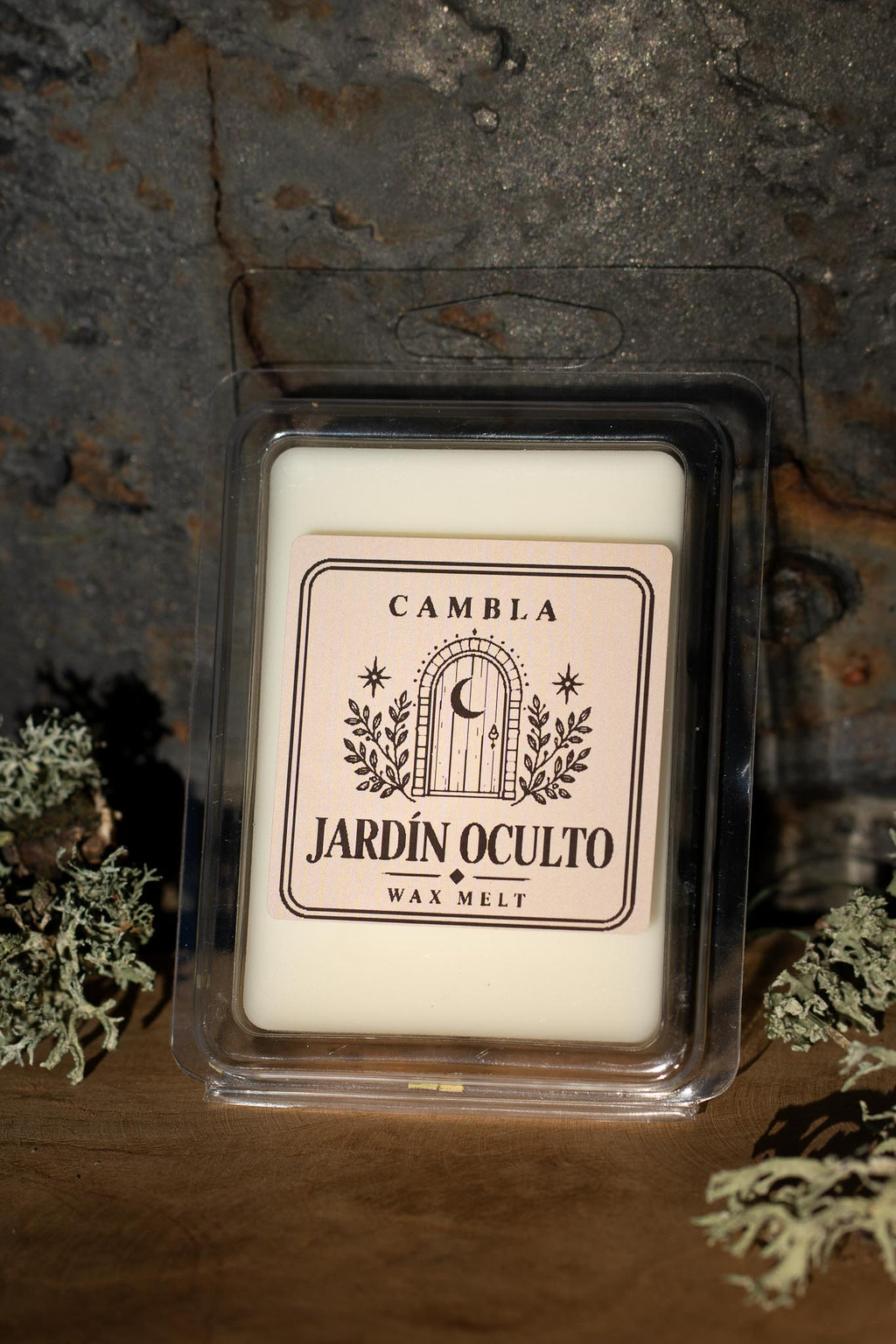 Jardín Oculto Wax Melt de Cambla en packaging transparente con cera blanca sobre madera con musgo