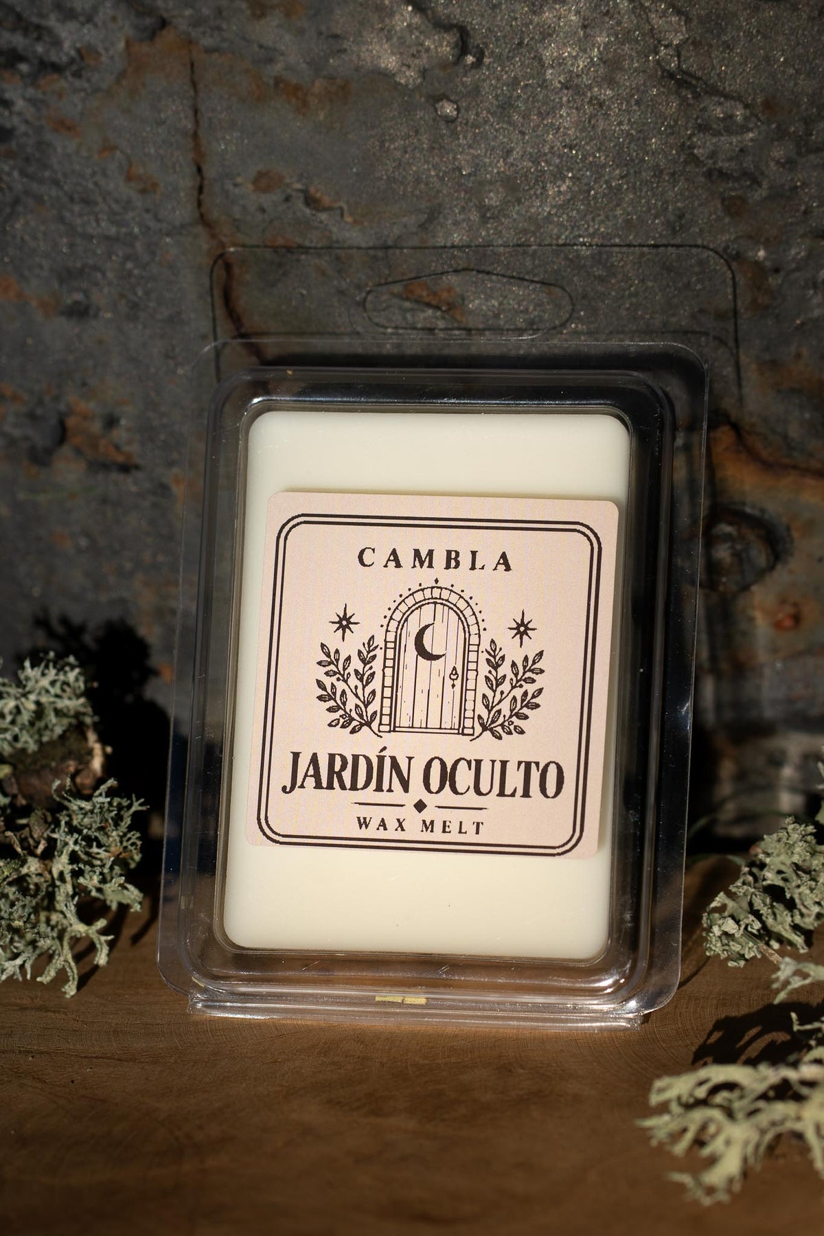 Jardín Oculto Wax Melt de Cambla en packaging transparente con cera blanca sobre madera con musgo