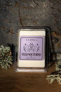 Velo Nocturno Wax Melt de Cambla en packaging transparente lila con polilla lunar sobre madera con musgo
