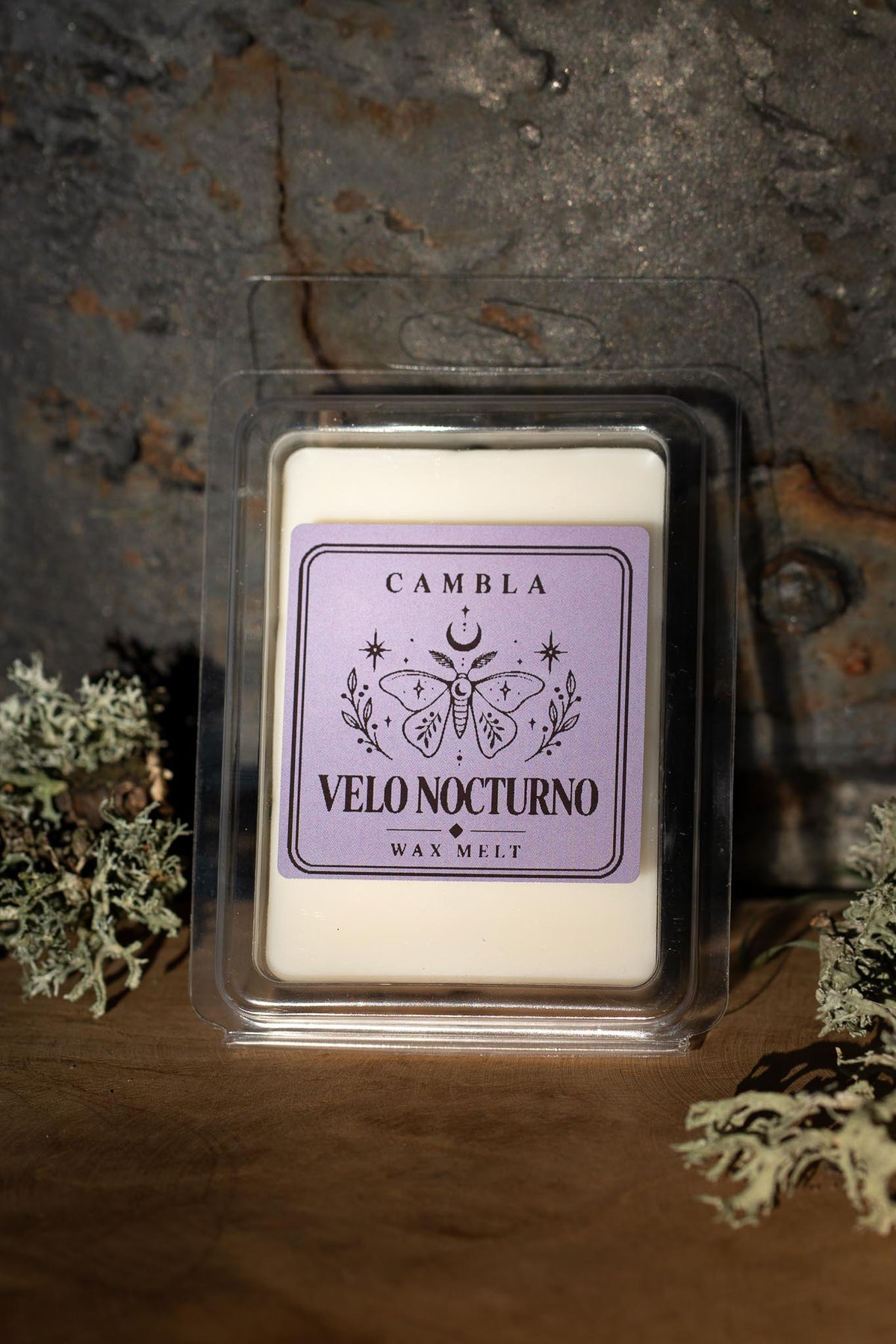 Velo Nocturno Wax Melt de Cambla en packaging transparente lila con polilla lunar sobre madera con musgo